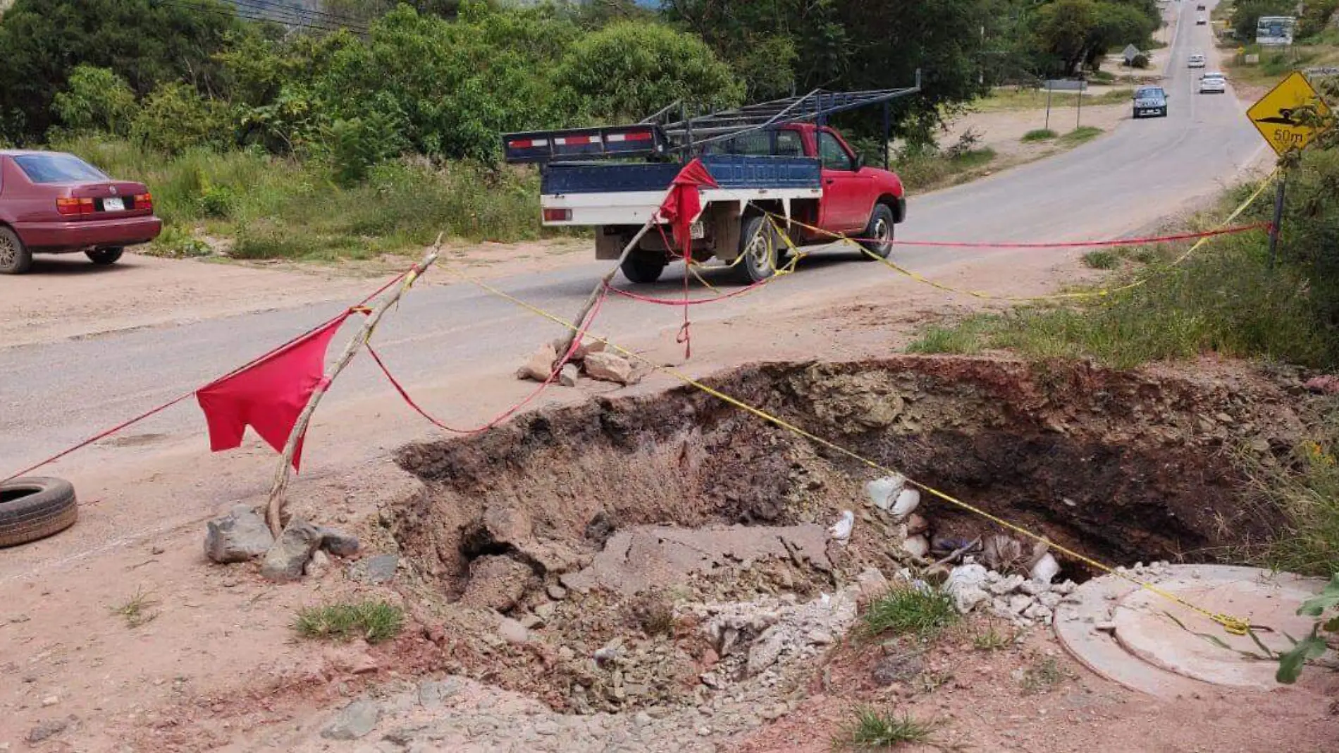 Dos socavones están afectando la circulación de vehículos en la carretera federal 190 México-Oaxaca